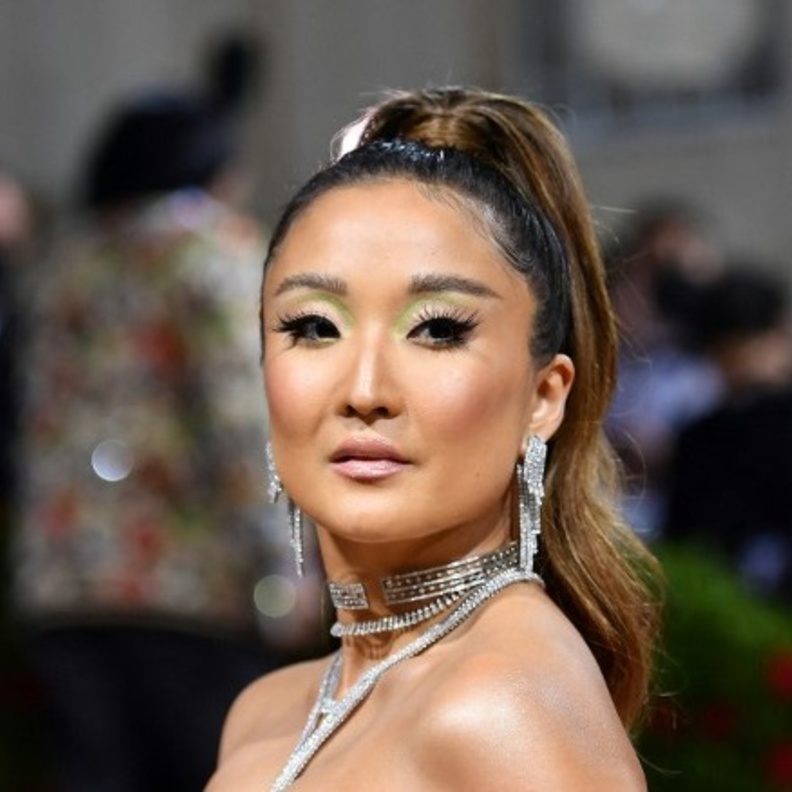 خطوات تطبيق مكياج ناعم وملوّن لصيف 2022 مستوحى من إطلالة  Ashley Park