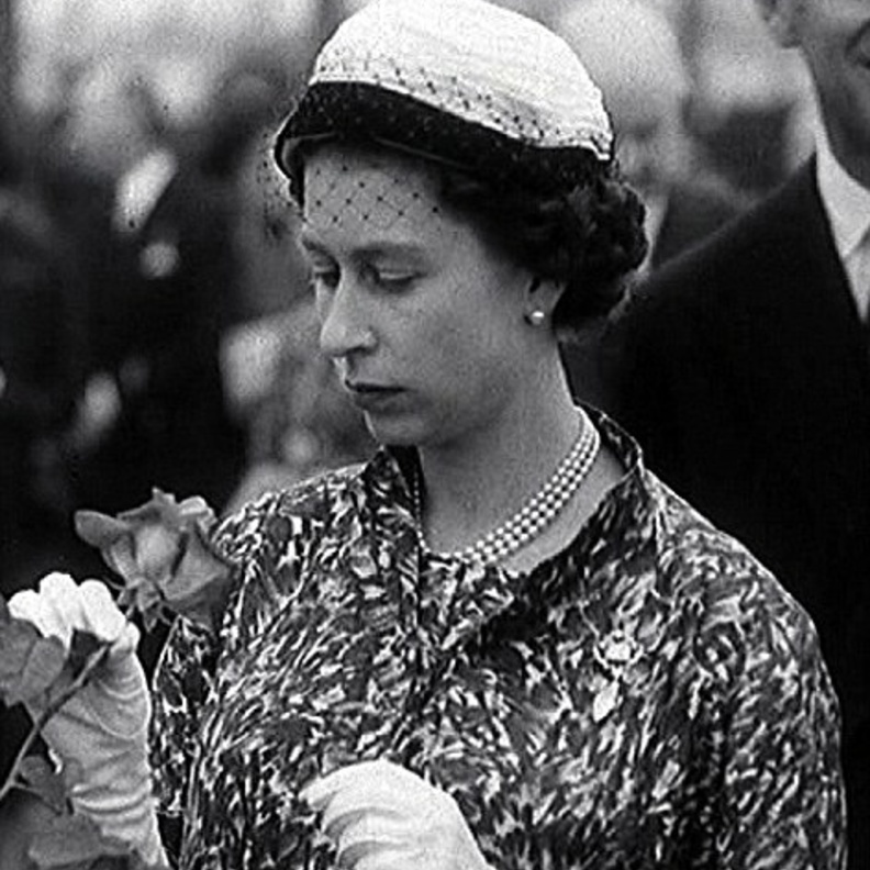 ملكة بريطانيا خلال زيارة لها لمعرض تشيلسي للزهور لعام 1960