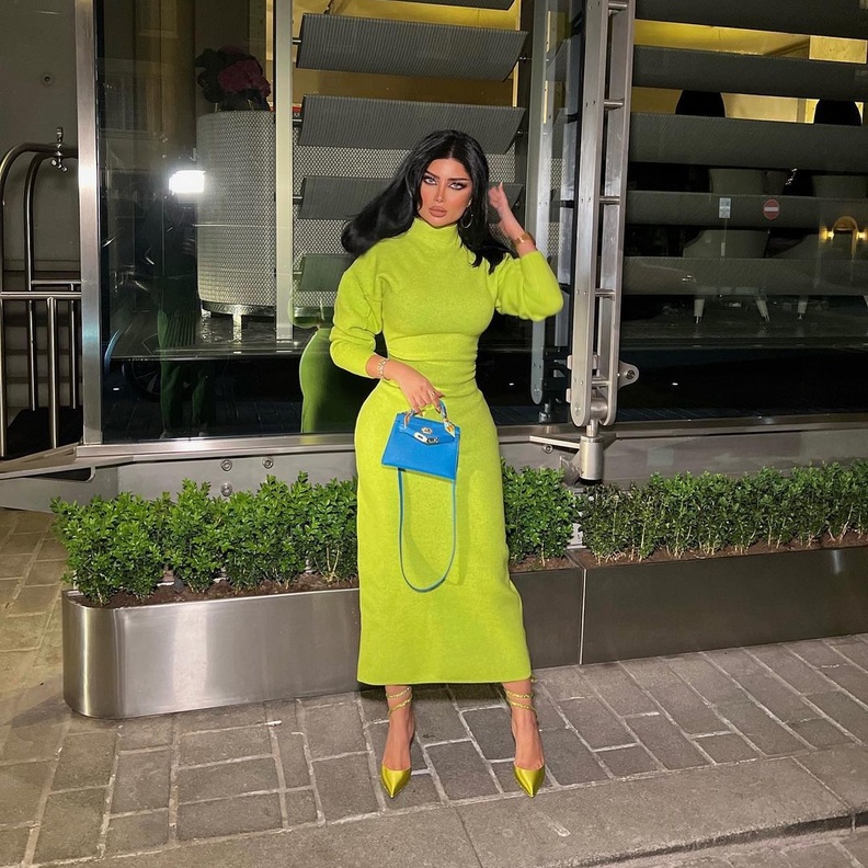 ملكة كابلي تدمج الألوان الصيفية بطريقة تتناسب مع برودة لندن