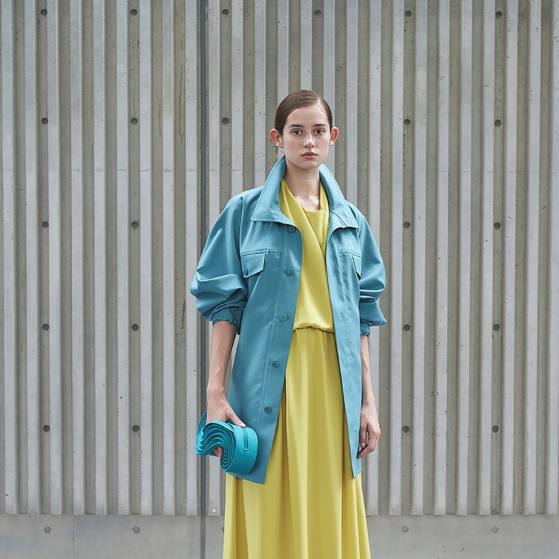من وحي عرض Issey Miyake اخترنا لك الفستان الأصفر الطويل مع الجاكيت الأوفر سايز باللون الأزرق