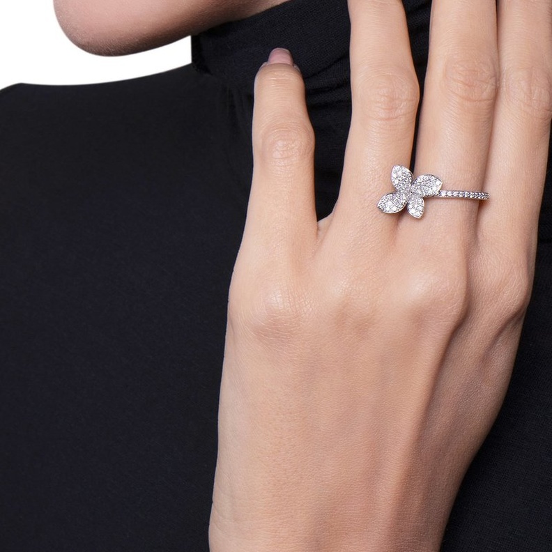 موديلات خواتم ذهب أبيض تضفي بريق ناعم على اطلالة المساء في الصيف