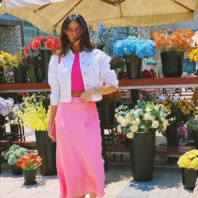 موديلات تنانير ملونة مستوحاة من إطلالات مدونات الموضة 