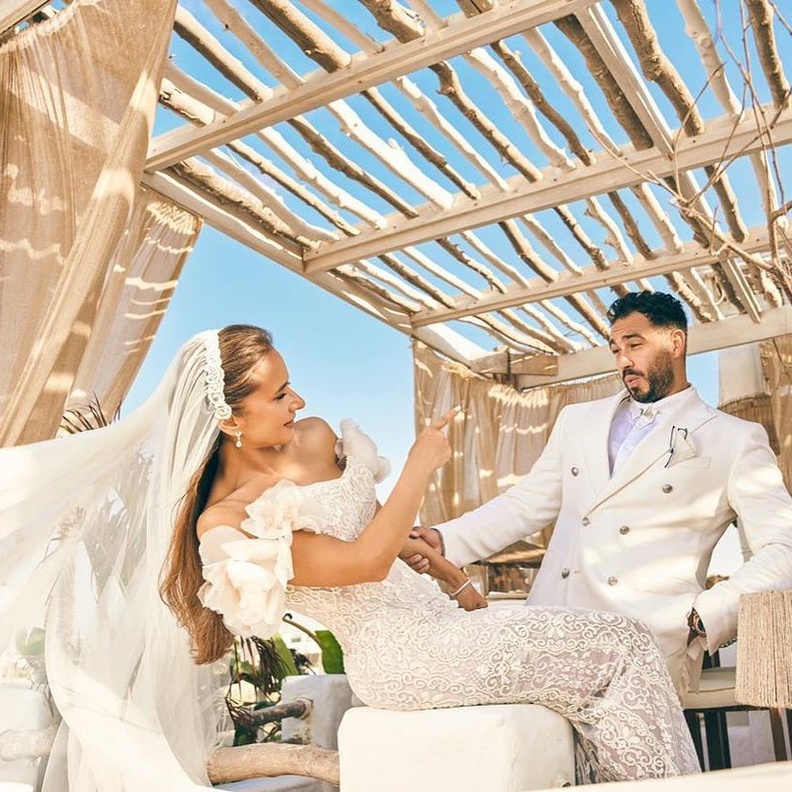 نيللي كريم مع زوجها في حفل زفافها على الشاطئ انستغرام الفنانة