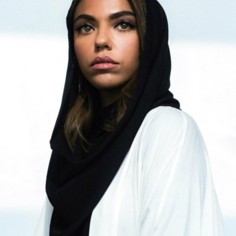 وئام الدخيل تدير الجلسة الافتتاحية مع وزراء التعليم في المؤتمر والمعرض الدولي