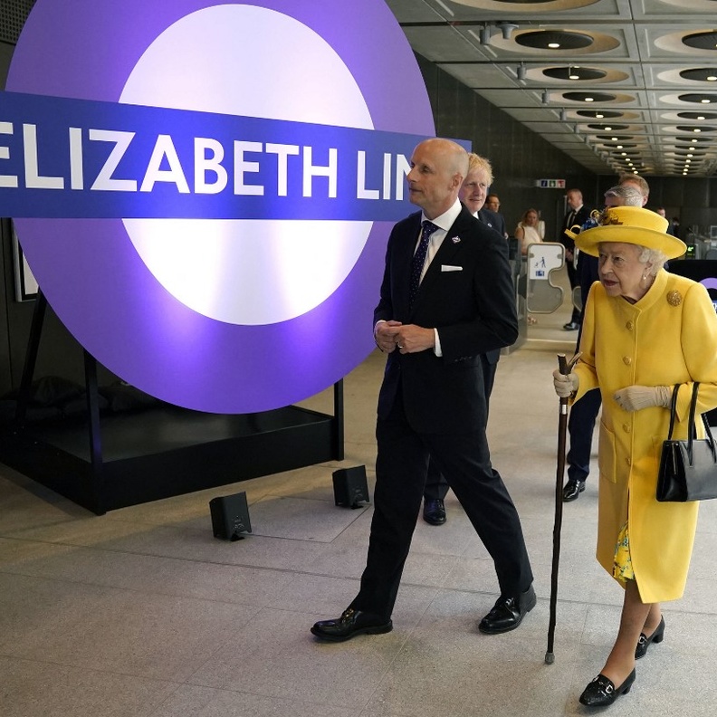 الملكة إليزابيث الثانية تفتتح خط قطار Elizabeth Line