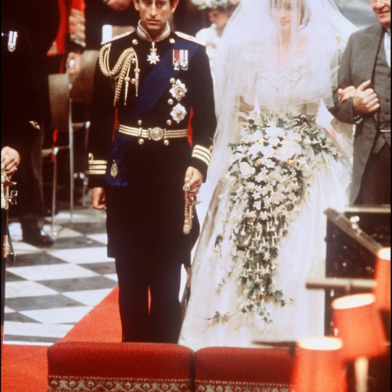 رجل يشتري شريحة من كعكة زفاف الأميرة ديانا مرتين 