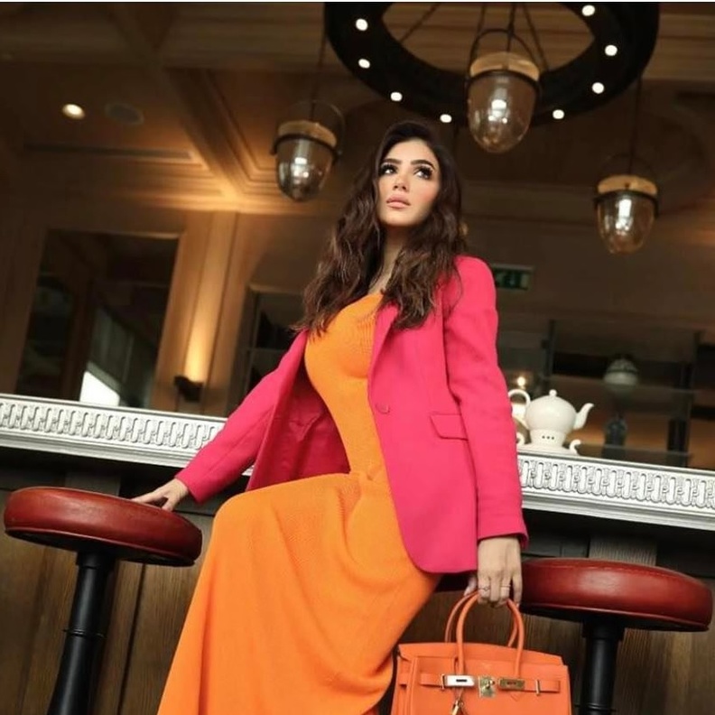 مي عمر باللون الفوشيا