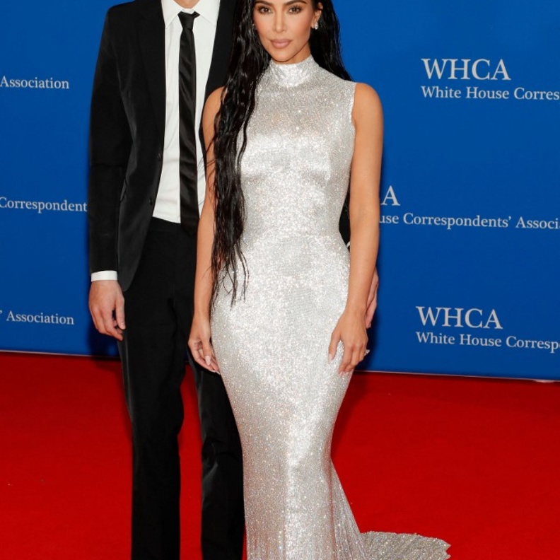كيم كارداشيان في أول ظهور رسمي لها برفقة بيت دافيدسون في البيت الأبيض كيف بدت