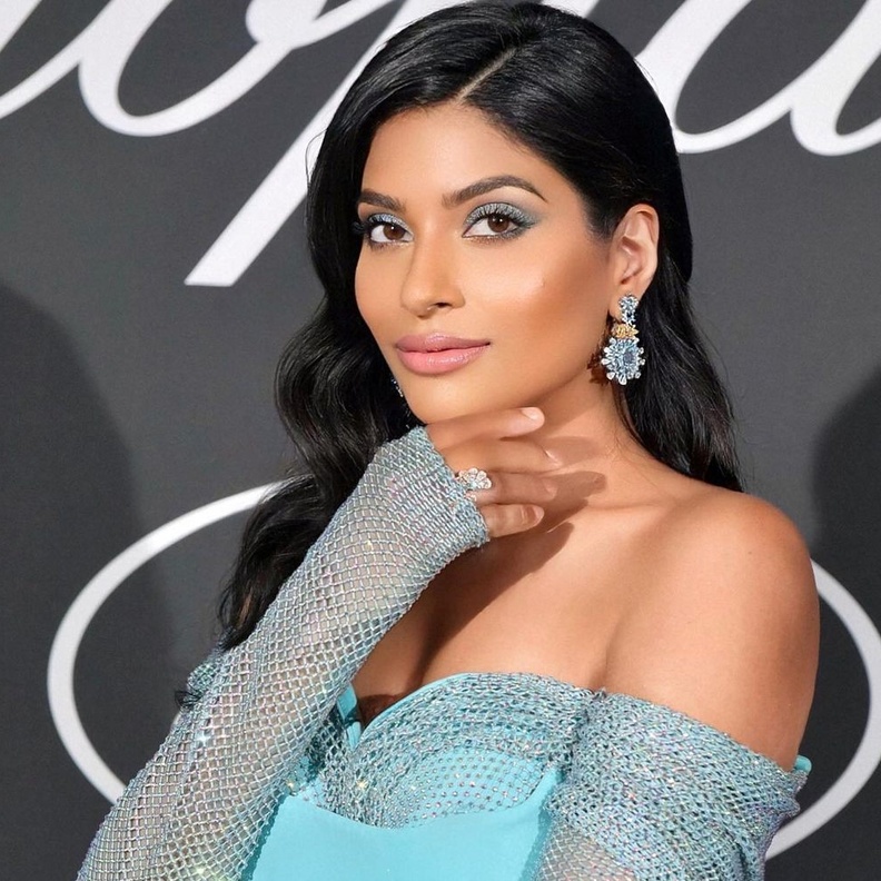 إطلالة مكياج العيون الأزرق بالخطوات بأسلوب المدونة فرحانا في مهرجان "كان"