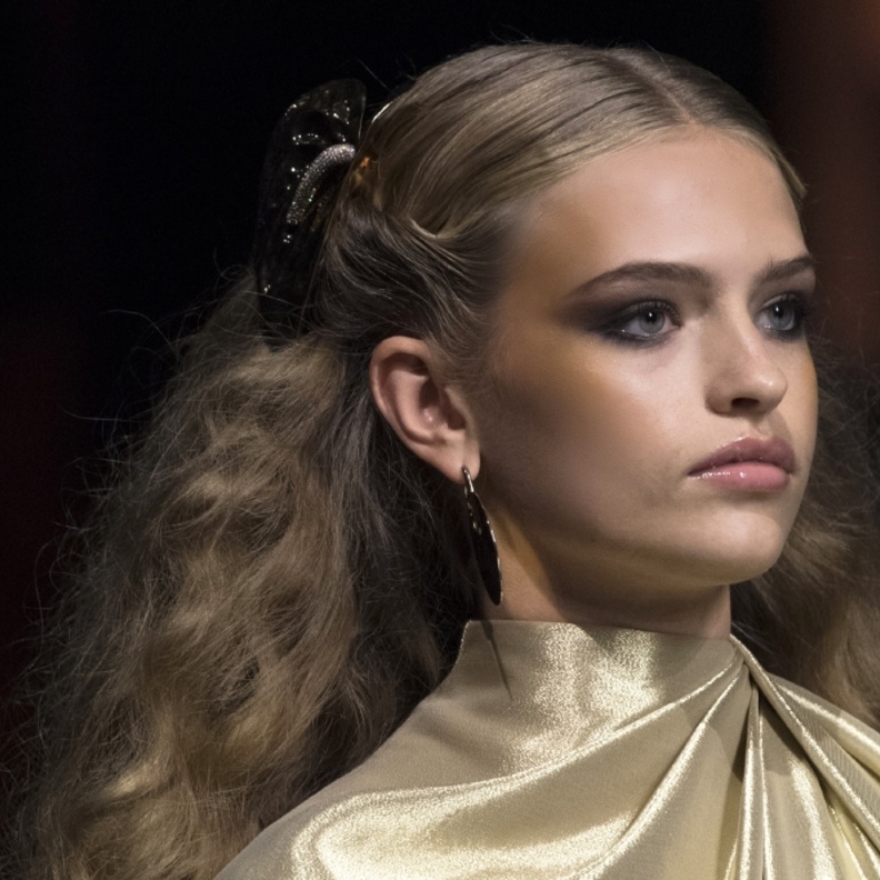 تسريحات شعر النصف رفعة من Fendi