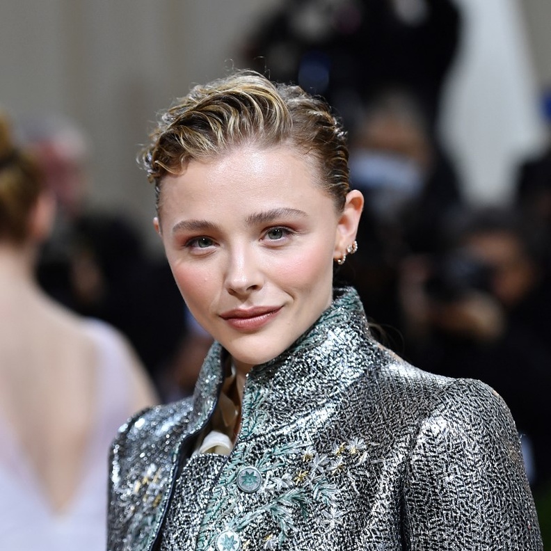 ألوان أحمر شفاه للصبايا من وحي أجدد إطلالات Chloe Grace Moretz في Met Gala