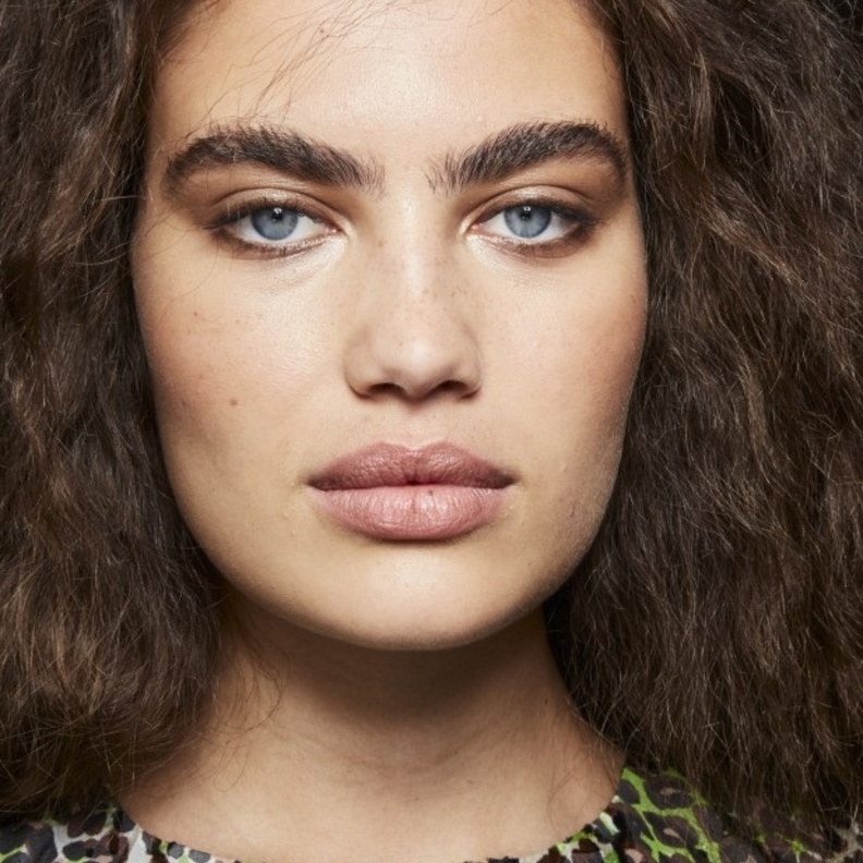 أهم مميزات المايكروبليدنج للحواجب وما هي بدائله