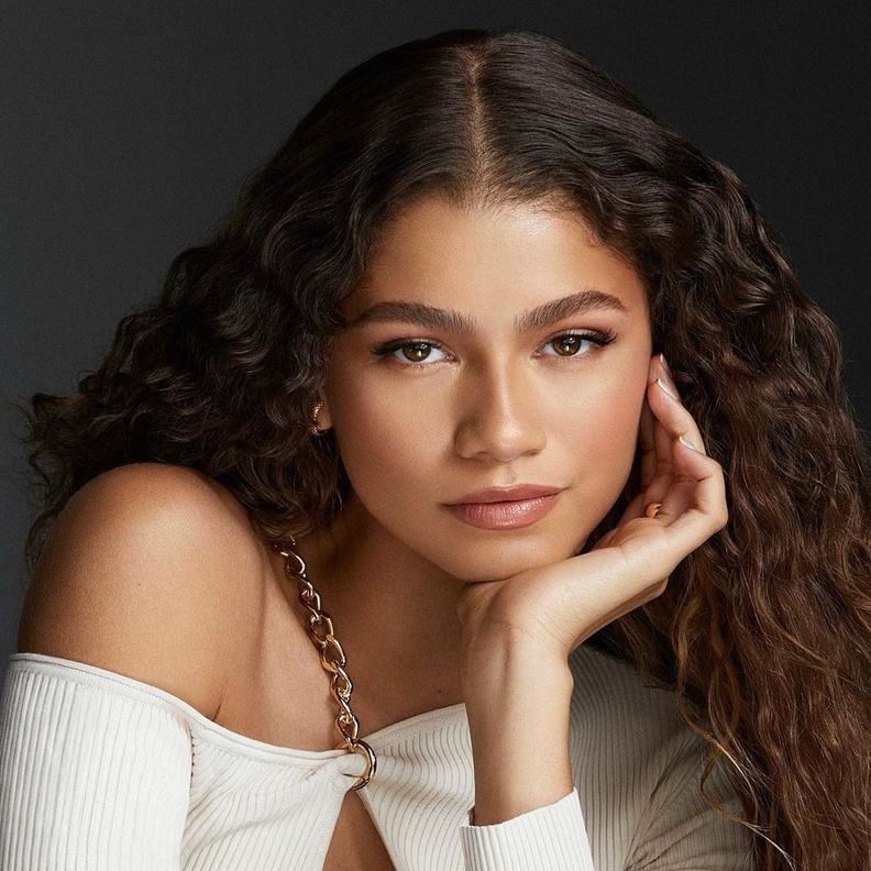 حيل جمالية للحفاظ على الحواجب العريضة والطبيعية من وحي إطلالات زيندايا