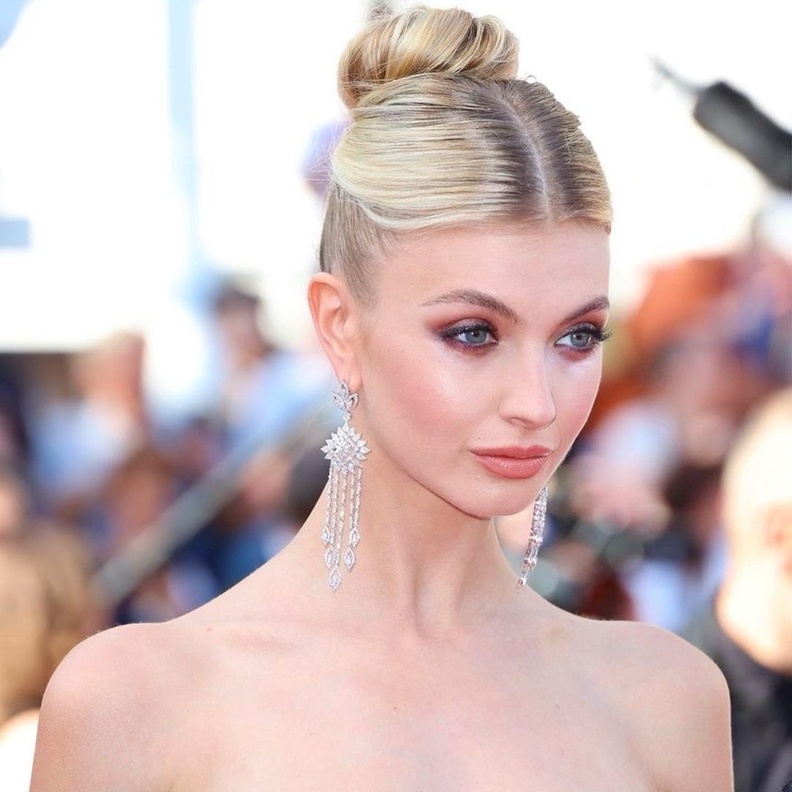 اطلالة Ann-Sophie بمكياج برونزي مع تسريحات شعر الكعكة العالية