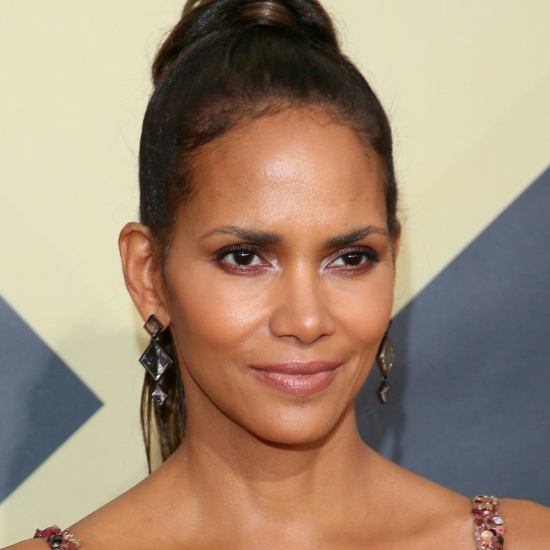 الروج المناسب للبشرة الحنطية من وحي مكياج Halle Berry