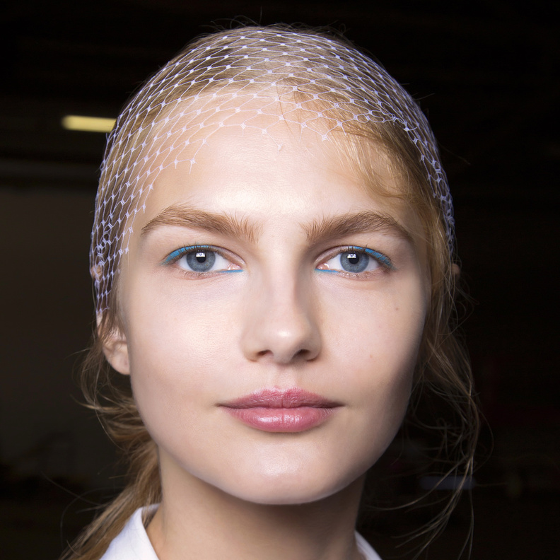 طرق تطبيق المكياج الأزرق بدرجاته المختلفة لإطلالة صيفية مختلفة