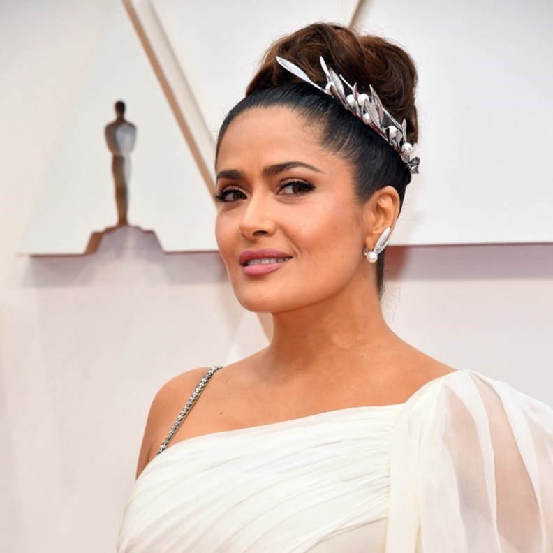 تسريحات شعر راقية للعيد من وحي أحدث إطلالات سلمى حايك