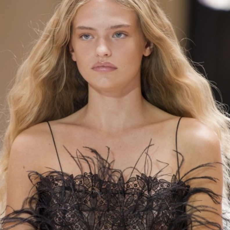 تسريحات شعر ويفي حسب طول شعرك لإطلالة مميزة في السهرات