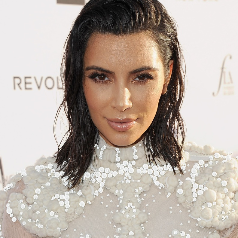 تسريحات للشعر المصبوغ باللون الأسود لعيد الفطر 2022 من وحي إطلالات كيم كارداشيان