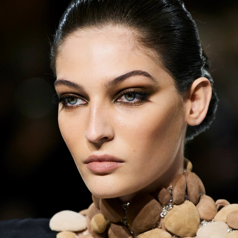 تطبيق مكياج خليجي مع الظلال السوداء لإطلالة لافتة في عيد الفطر 2022