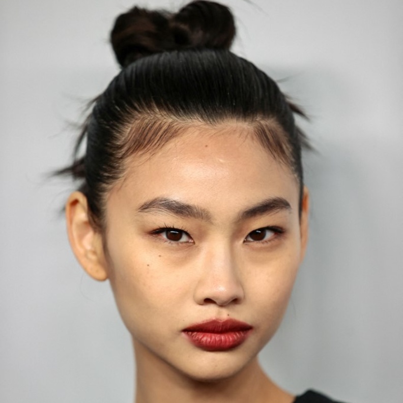 1 رئيسية حيل جمالية اساسية عند إرتداء الفستان الاسود على طريقة Hoyeon Jung