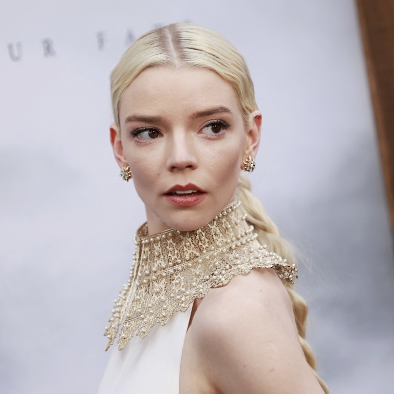 1 رئيسية حيل جمالية لمكياج مثالي لصاحبات البشرة الفاتحة على طريقة Anya Taylor-Joy