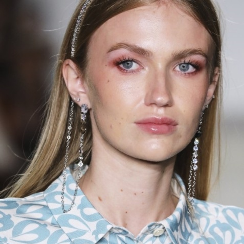 خطوات تطبيق مكياج عصري بألوان مرحة لصيف 2022