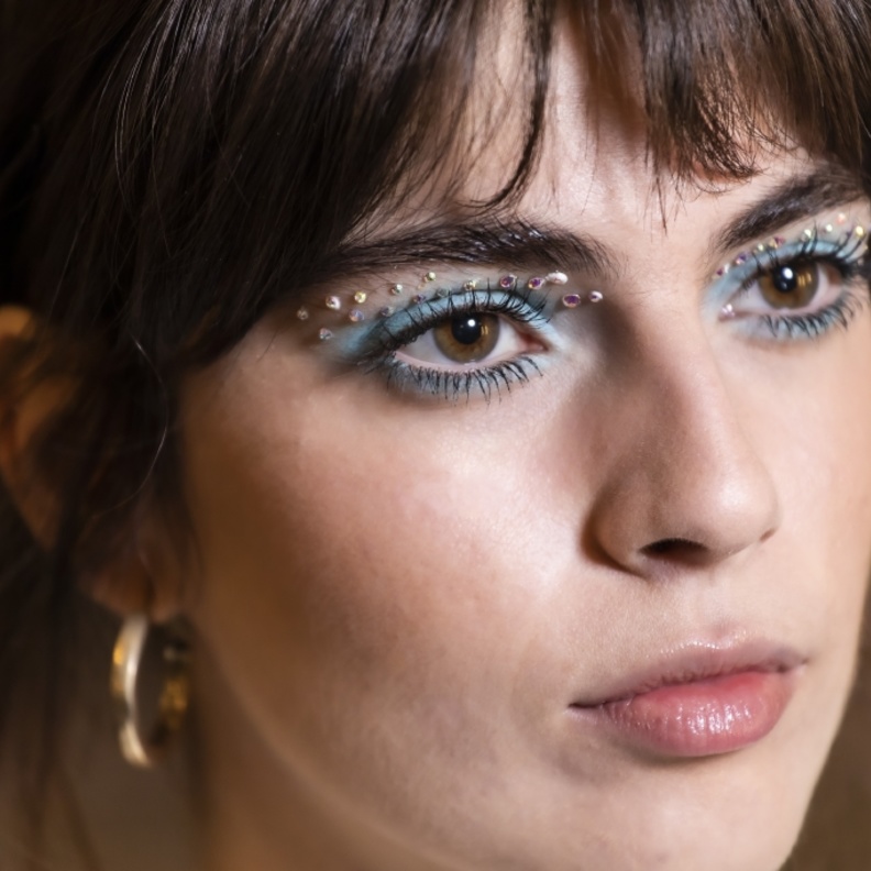 خطوات تطبيق مكياج مع اكسسوارات العين