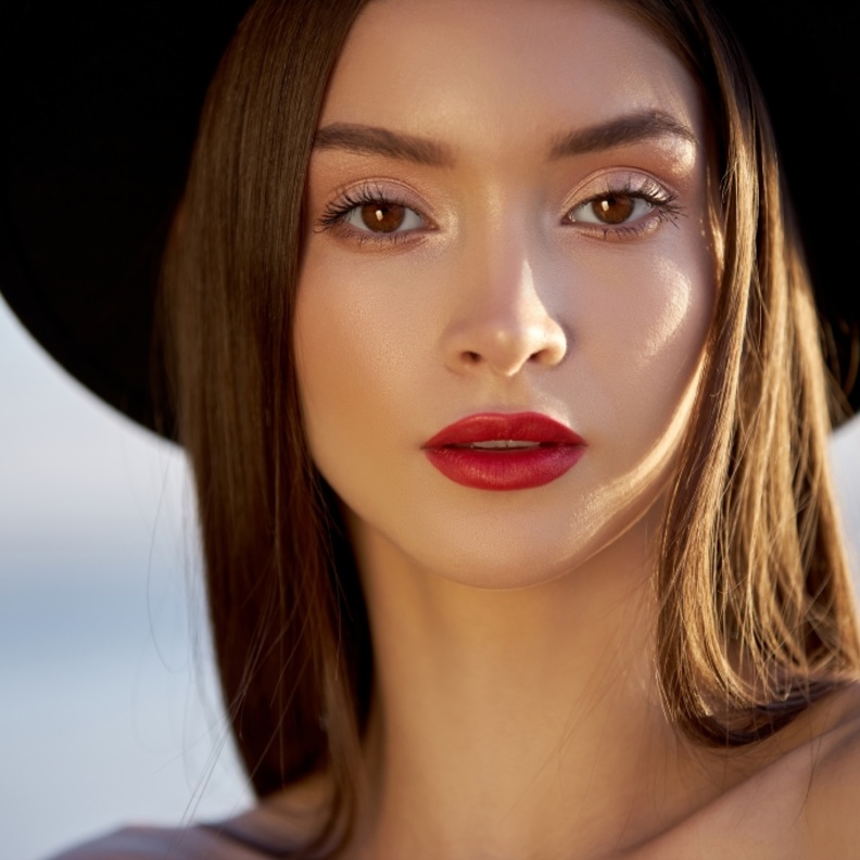 خطوات تكبير الشفاه باستخدام مستحضر واحد