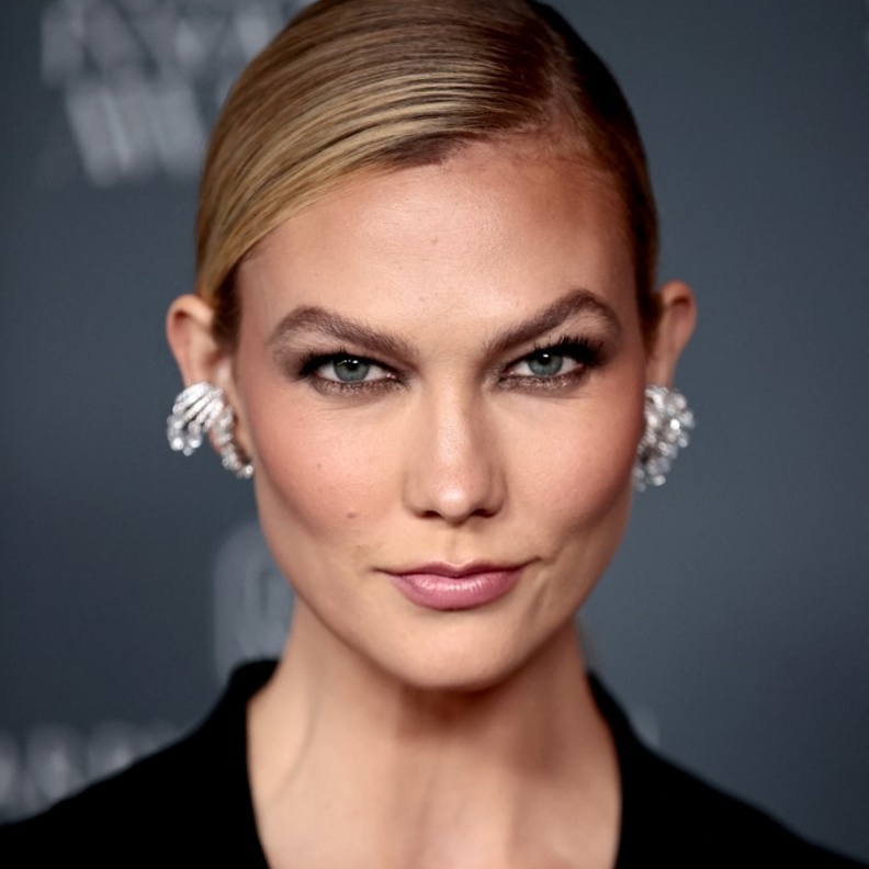 رسم الآيلاينر للعيون المبطنة على طريقة Karlie Kloss