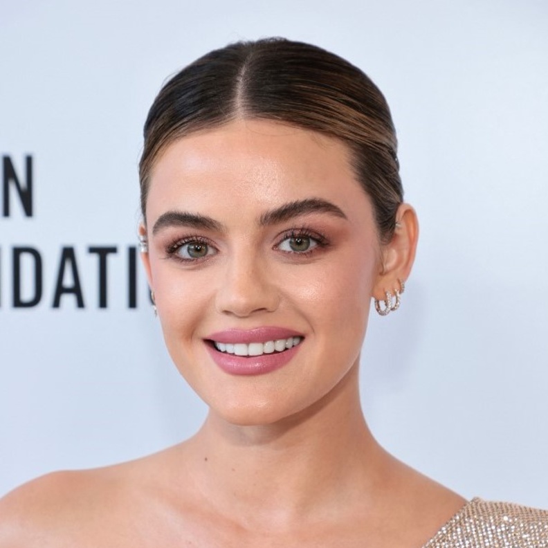 كونتور للوجه المثلث ومكياج طبيعي على طريقة Lucy Hale