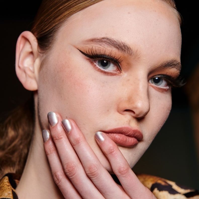 كيفية العناية باليدين والأظافر لتطويلها بسرعة