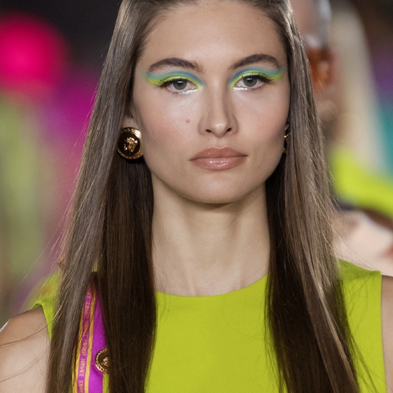 مكياج عيون للجريئات سموكي    أخضر من عروض Versace