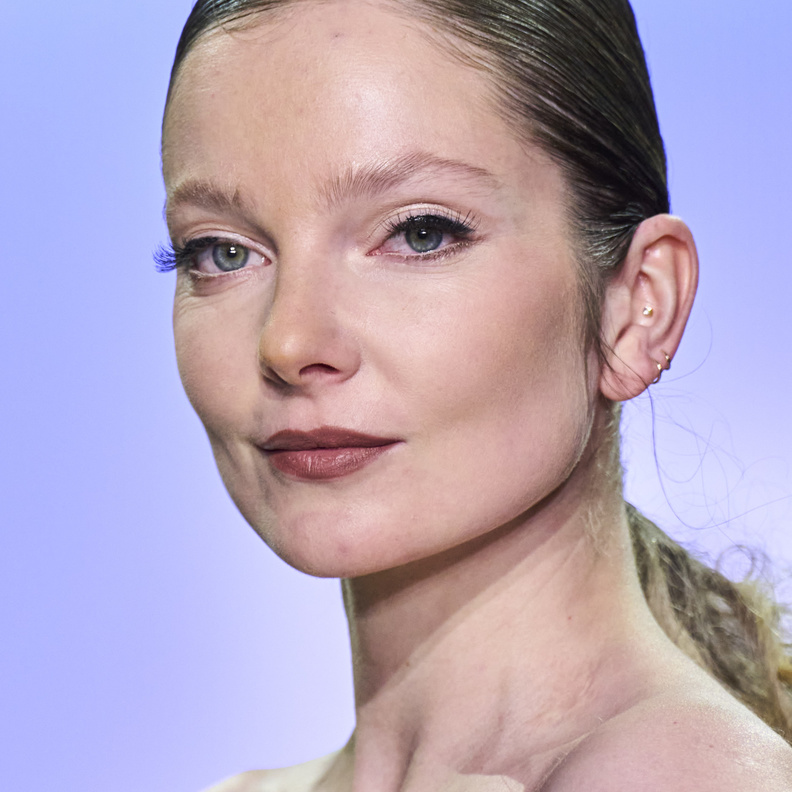 وصفات طبيعية مجربة لإزالة تجاعيد تحت العين