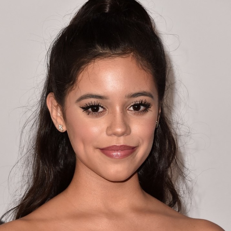 1 رئيسية - حيل مكياج تعلميها من الفنانة الشابة Jenna Ortega