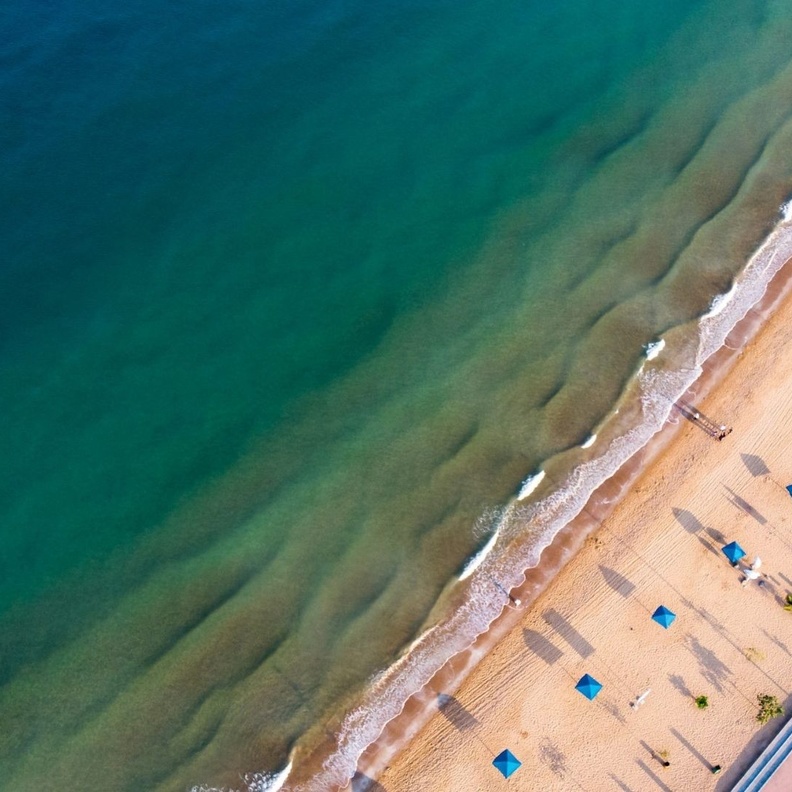 شاطئ الفلامنجو الخلاب.. متعة الاستجمام على الرمال الذهبية في رأس الخيمة