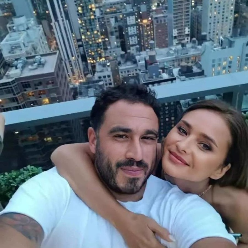 لقطات ترصد الحب الكبير بين نيللي كريم وزوجها هشام عاشور