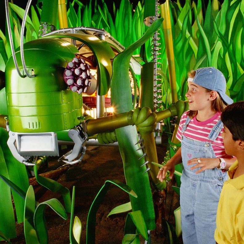 تجربة ترفيهية ممتعة بانتظار الصغار في "الشارقة القرائي للطفل" برفقة "الحيوانات الآلية"