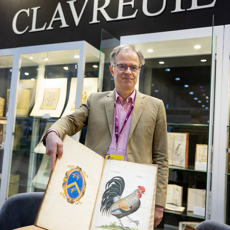 الكتب النادرة تلفت أنظار زوار معرض أبوظبي للكتاب