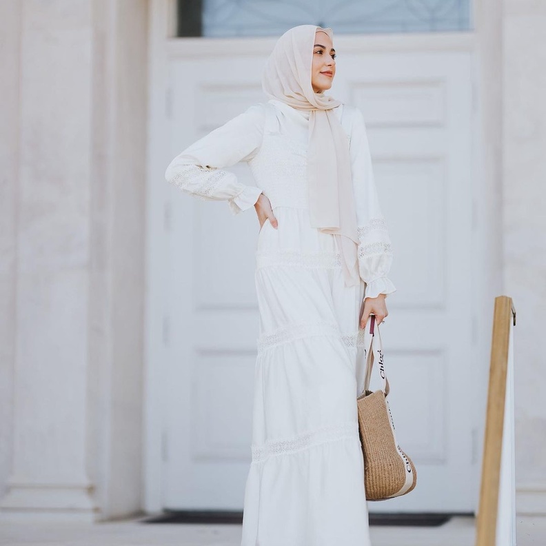 الأبيض المرهف بإطلالة كاجوال أنيقة بالفستان الطويل والناعم