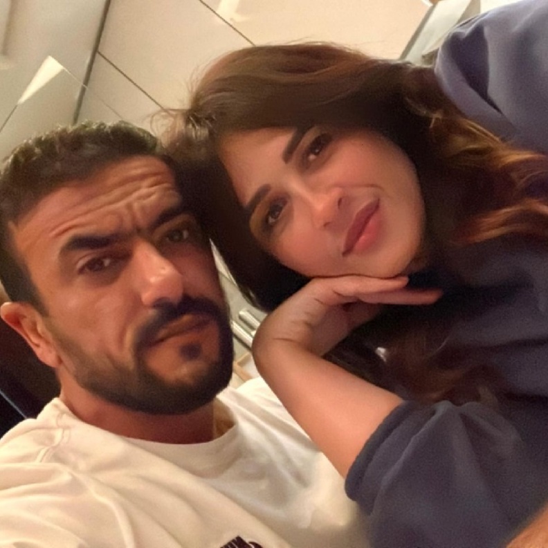 النجوم مع عائلاتهم بعيد الفطر 2022 ومعايداتهم للجمهور وأبرزهم ياسمين عبدالعزيز وزوجها