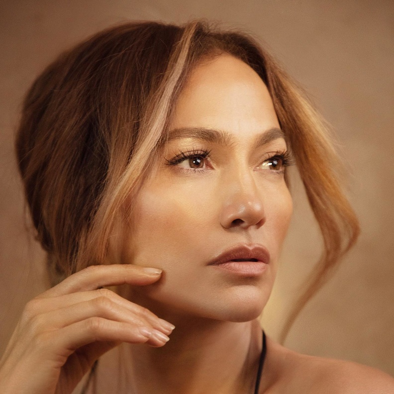 خطوات العناية بالبشرة للمرأة الخمسينية على طريقة جينفير لوبيز