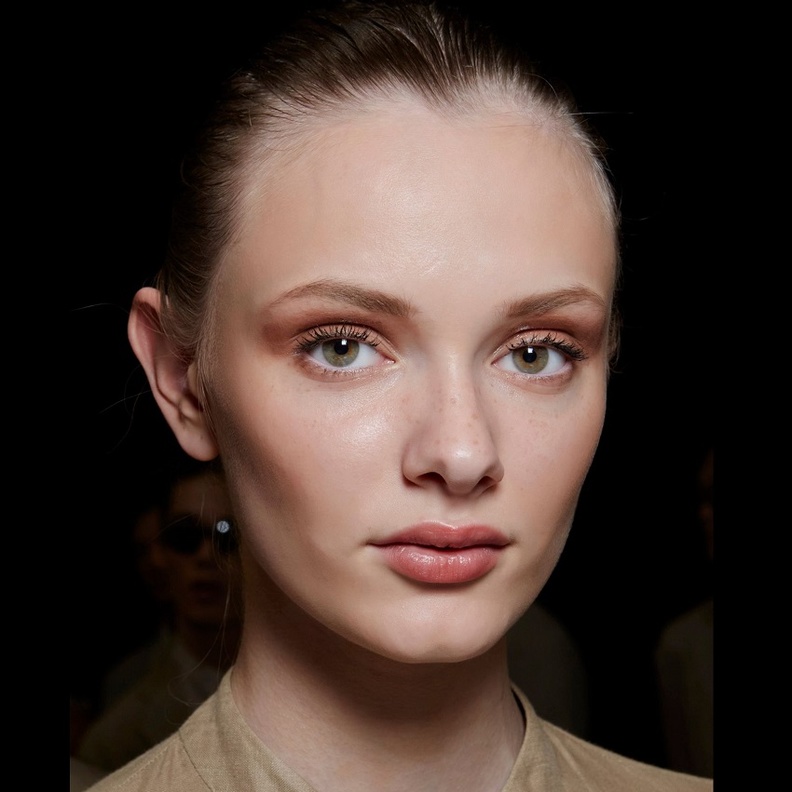 ألوان مكياج مشرق للحصول على إطلالة مثالية في سهرات صيف 2022