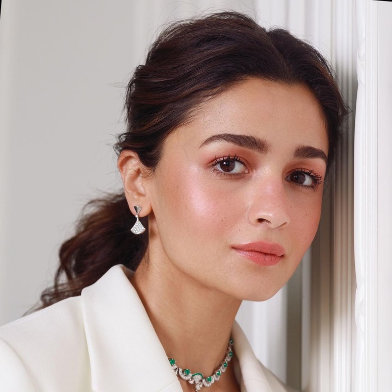 خطوات تطبيق مكياج مشمشي للصيف من وحي أحدث إطلالة لـ عليا بهات