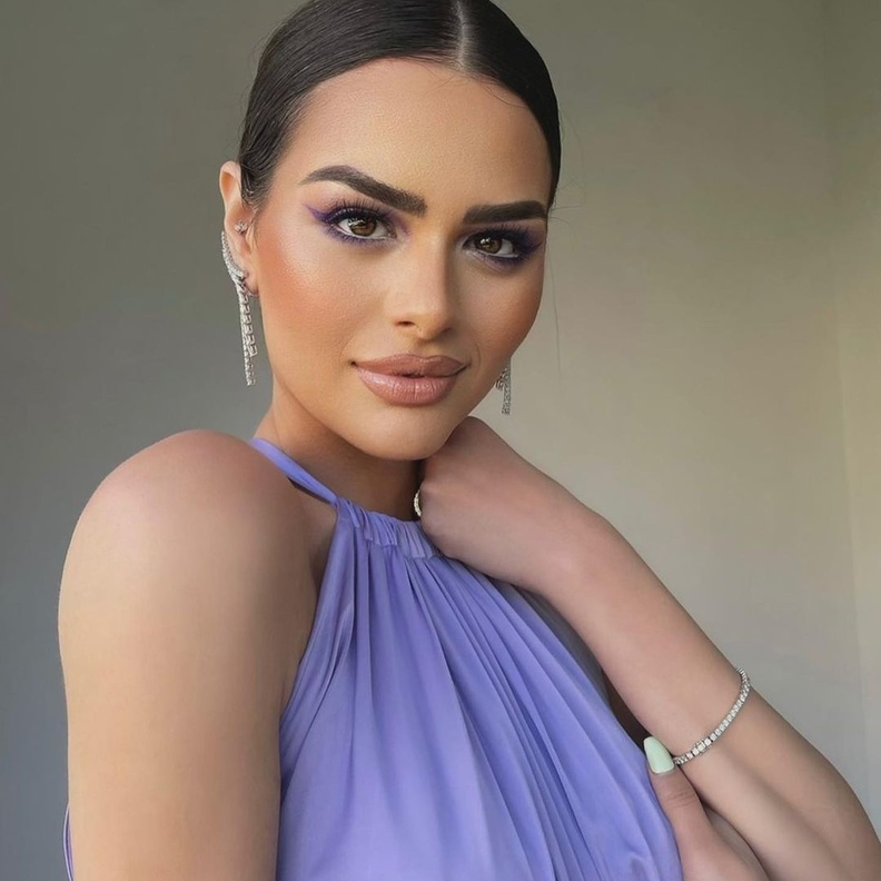 مكياج عصري يناسب الفستان البنفسجي وخطوات تطبيقه بأسلوب هنادي مهنا