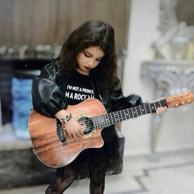 ابنة دنيا بطمة في جلسة تصوير احترافية مفاجئة.. هل تسير على خطى حلا الترك؟