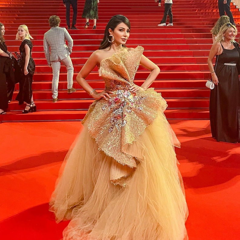 مهيرة عبد العزيز بفستان ذهبي براق وفاخر بتوقيع دار Maison Yeya 