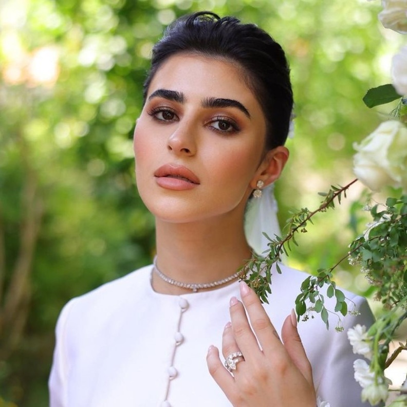 ديما الشيخلي بإطلالة جمالية ناعمة في حفل زفافها وهذه خطوات مكياجها