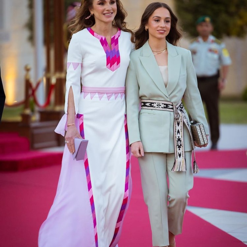 إطلالة الملكة رانيا مع ابنتها بأزياء شرقية في إحتفال استقلال الأردن
