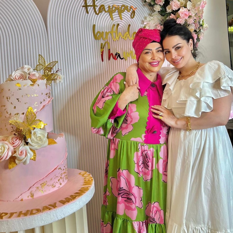 .ديانا كرزون وشقيقاتها يحتفلن بعيد ميلاد والدتهن بحفل فخم